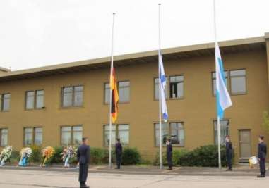 Flags lowered at the 40th anniversary ceremony in Fürstenfeldbruck -- munichFOTO