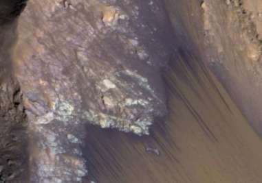 A slope with dark streaks caused by water seepage in Valles Marineris, photographed by the Mars Reconnaissance Orbiter.